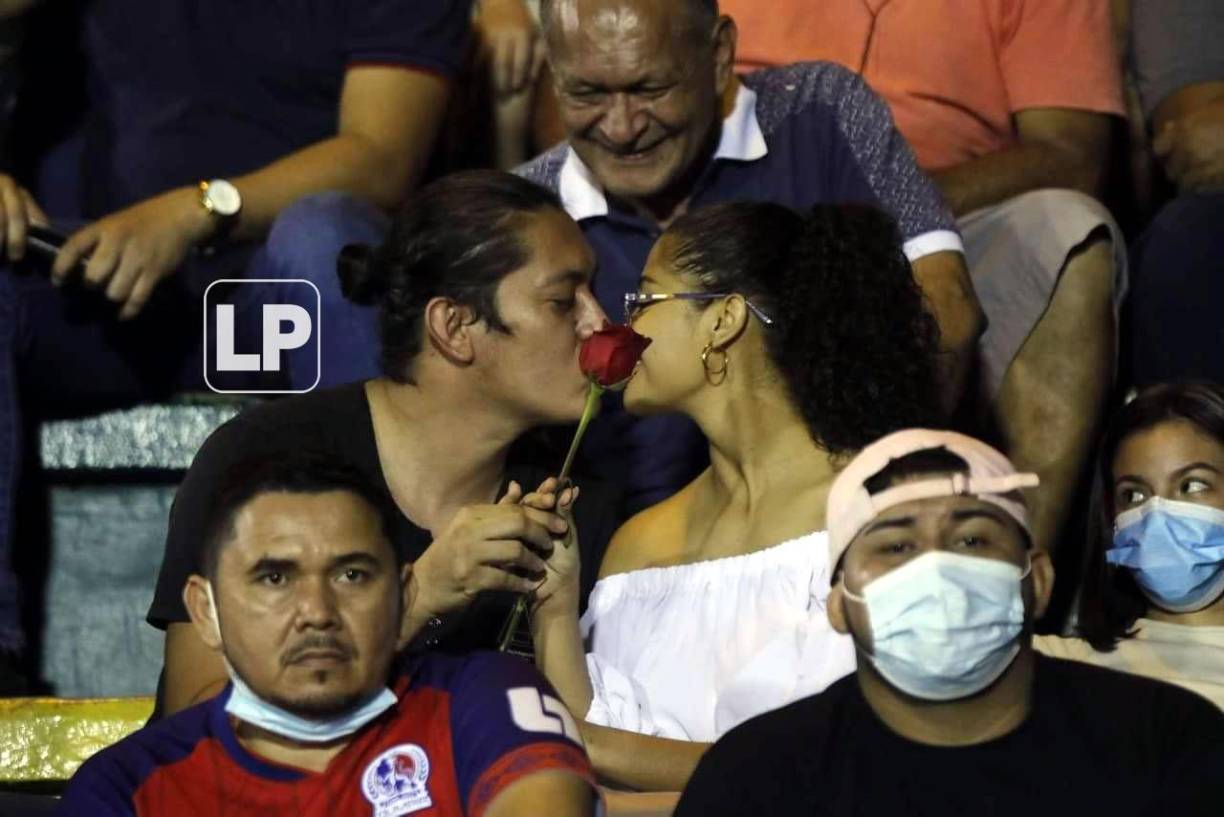 El apasionado beso que le dio su pareja a la chica de la rosa en El Progreso.