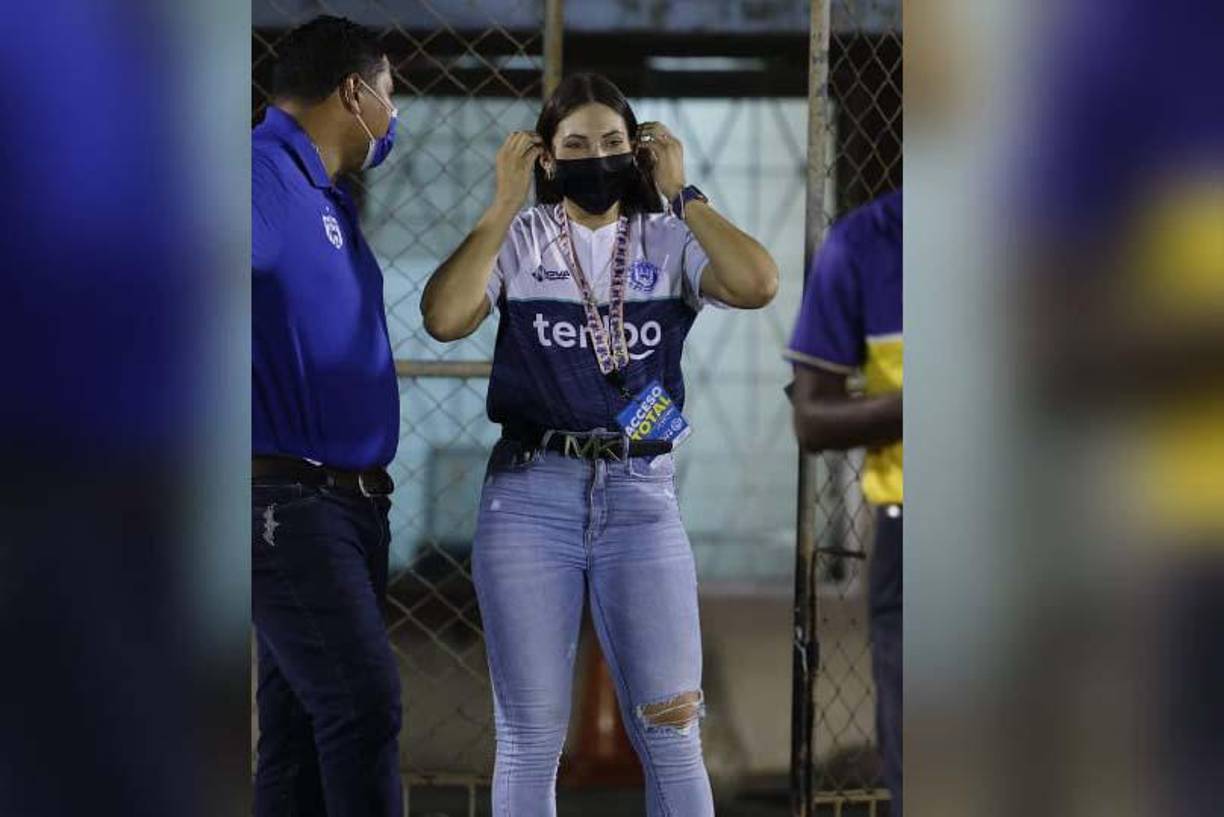 Annie Córdova, exnovia de Luis Palma, robó suspiros en el clásico ceibeño. La chica labora en el área de Mercadeo del Victoria.