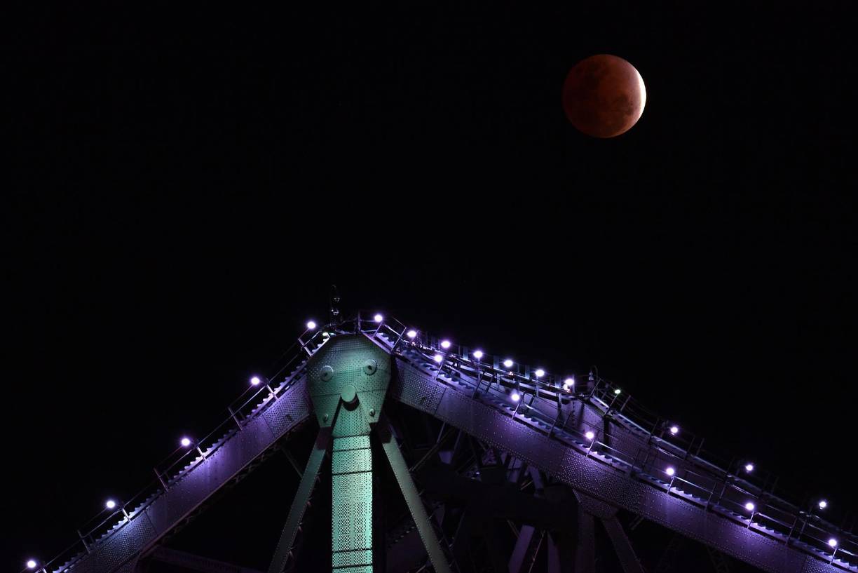 En coincidencia con la luna llena, nuestro satélite está tan cerca del Sol en el cielo que pasa por la parte sur de la sombra de la Tierra protagonizando un eclipse lunar casi total.