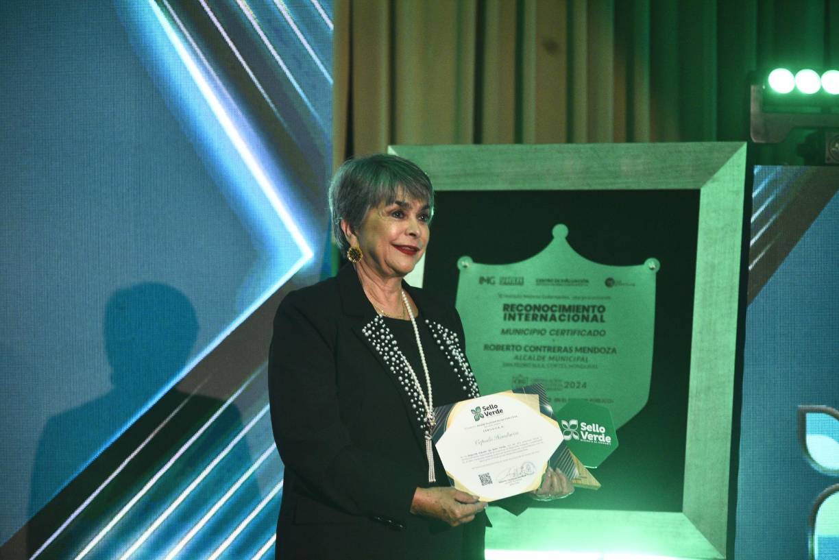 Linda Coello de Fundación Cepudo llegó por su reconocimiento. 