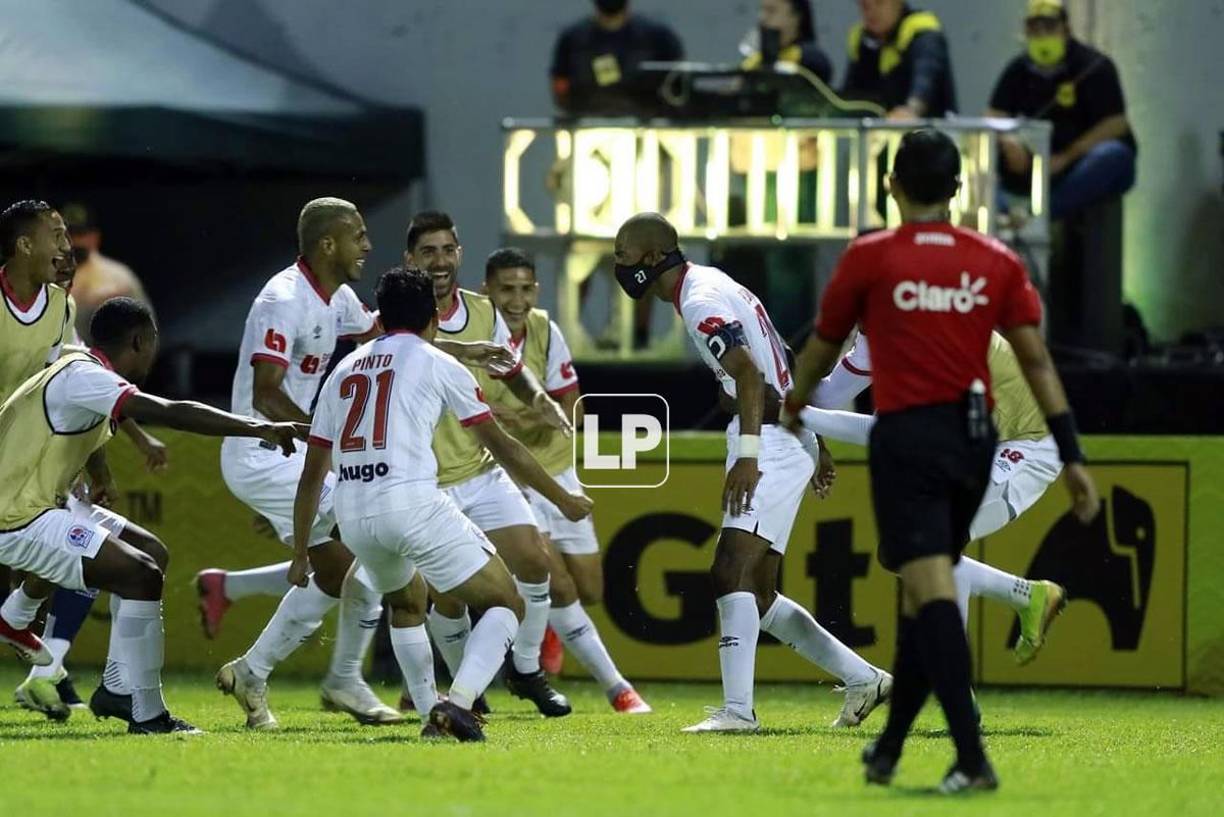 Jerry Bengtson celebrando su gol con sus compañeros.