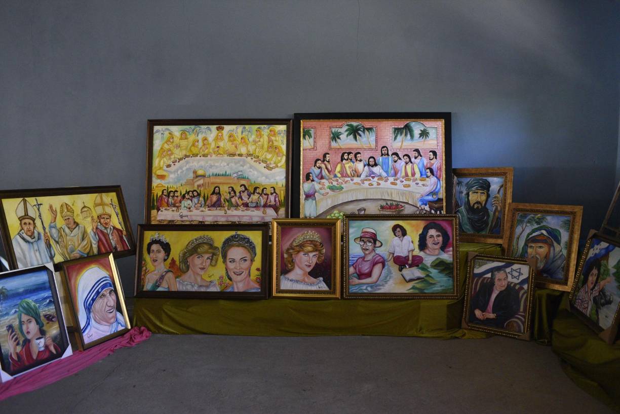 Entre la colección de obras que recientemente exhibió en el Centro Cultural Sampedrano, hay personajes bíblicos, mártires, actores de cine, presidentes, astros del baloncesto, futbolistas y otros tantos cuadros que él considera metafóricos porque expresan mensajes que deben ser interpretados por un buen analista.