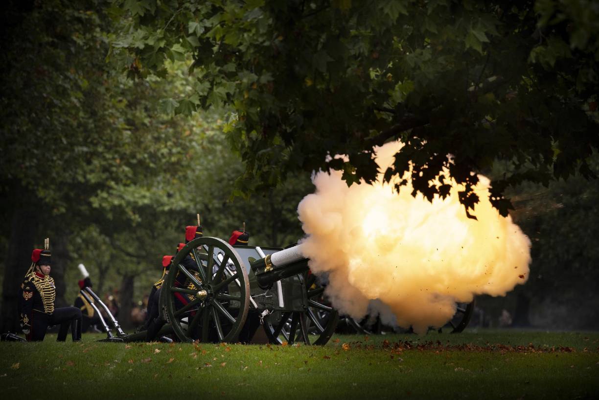 Cañonazos, homenajes y ofrendas: así inicia el adiós a la reina Isabel II. 