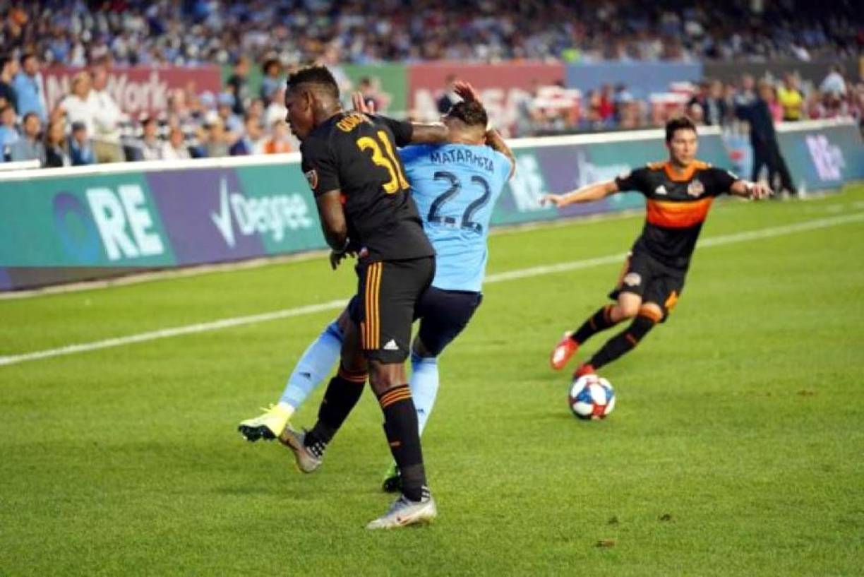 Otro de los escándalos que le ha pasado grandes consecuencias a Romell Quioto fue esta agresión que le dio al jugador costarricense Ronald Matarrita del New York City FC en un partido con el Houston Dynamo. Le dio un golpe como los de barrio.