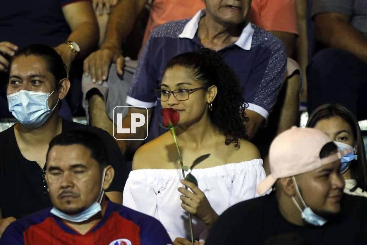 Esta guapa chica recibió una rosa en las gradas del estadio Humberto Micheletti.