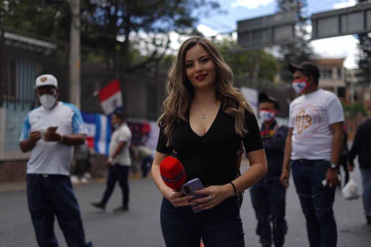 La bella periodista deportiva de HCH, Shirley Cálix, cubrió la final Olimpia-Real España.