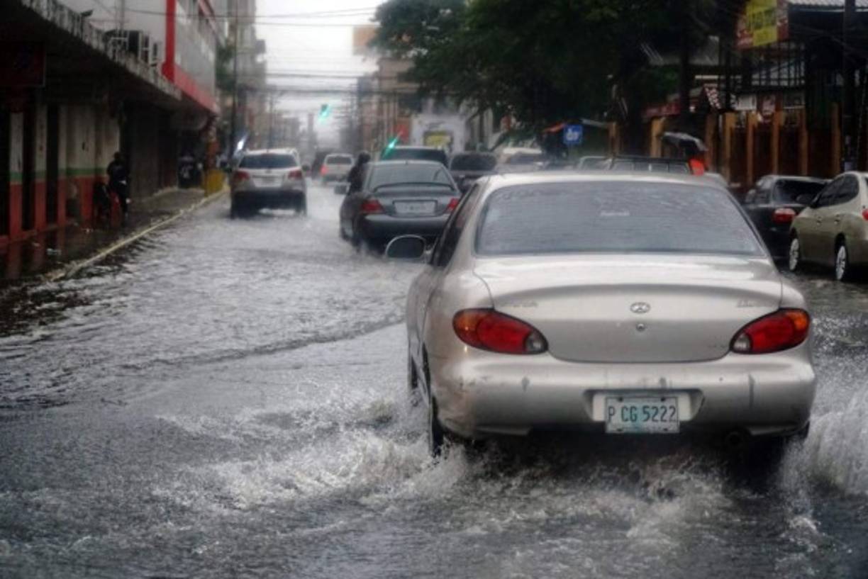 Tramos de varias vías se encuentran anegadas de agua dificultando el libre tránsito de vehículos.