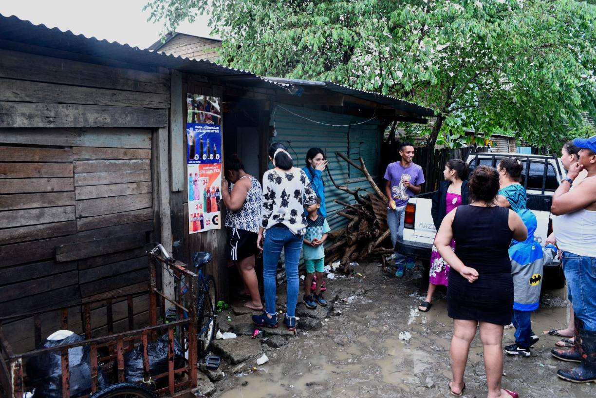 ”La niña mayor dice que se murió su mamá. Ella miró todo”, contó la madre de Rosa. Explicó que la joven estaba recogiendo la ropa seca y que “seguro algún cable estaba pegando en el palo de tamarindo”. 