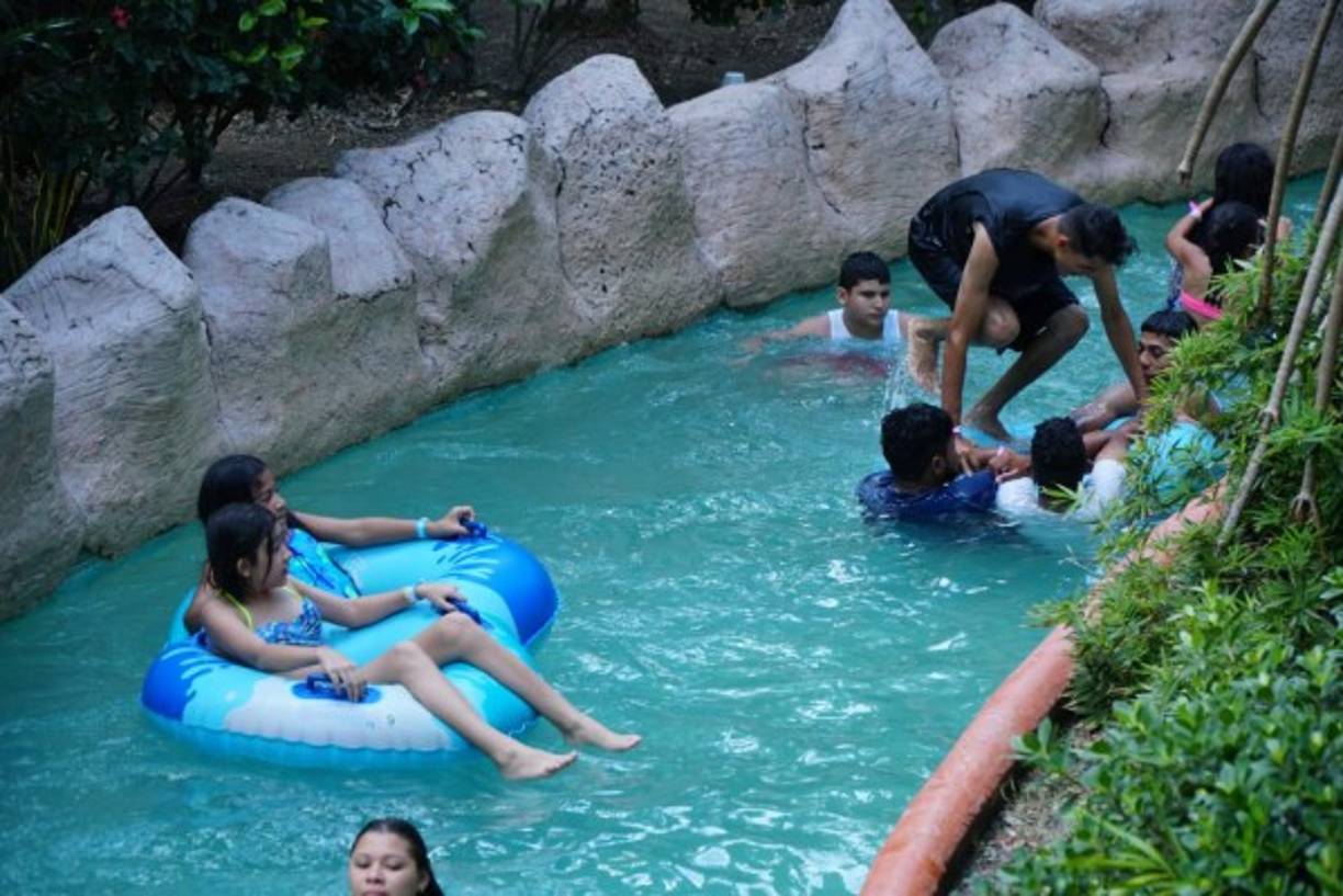 Mientras unos prefieren sentir la adrenalina al deslizarse en los diferentes toboganes, otros solo disfutan del panorama y se dejan llevar por la corriente.