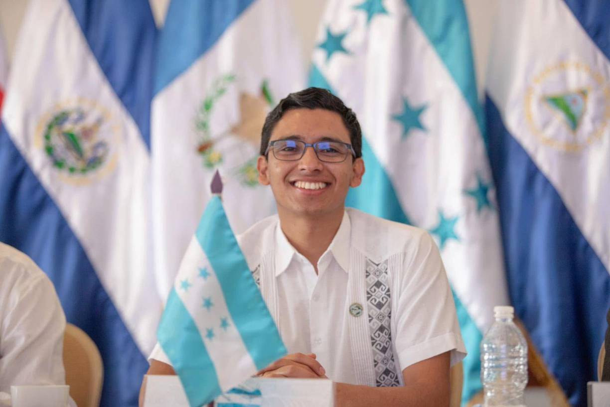 Tras sus palabras represivas al periodista, los demás compañeros entre risas finalizaron la entrevista al ministro de Aduanas.