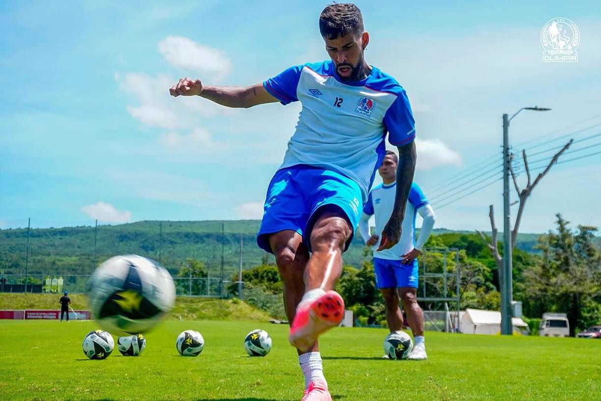 El brasileño Gabriel Araújo le ganaría la partida a Carlos ‘Mango‘ Sánchez por la banda izquierda.