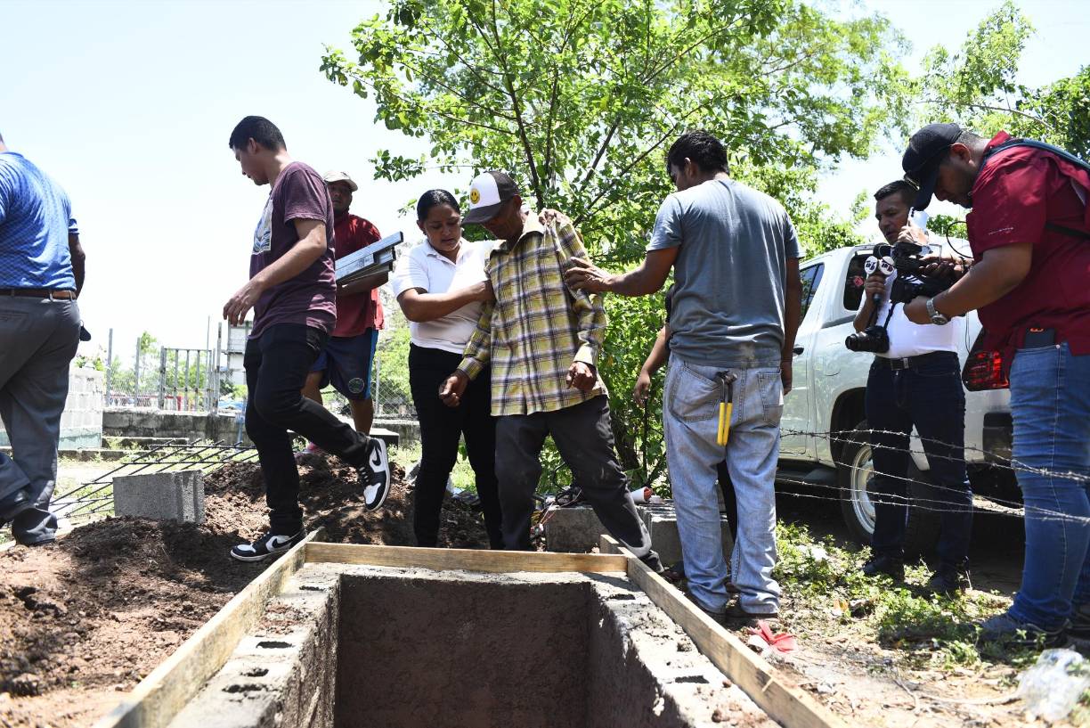 El reporte investigativo en poder de los agentes a cargo del caso, detalla que dos testigos protegidos lo han identificado como el principal sospechosos de haber realizado el cruel crímen que ha provocado el repudio de pobladores de la aldea La Sarrosa y de gran parte del los hondureños. Este es acusado por asesinato, pero dependiendo del resultado oficial de la autopsia del menor, a la acusación se le podría agregar el delito de violación.
