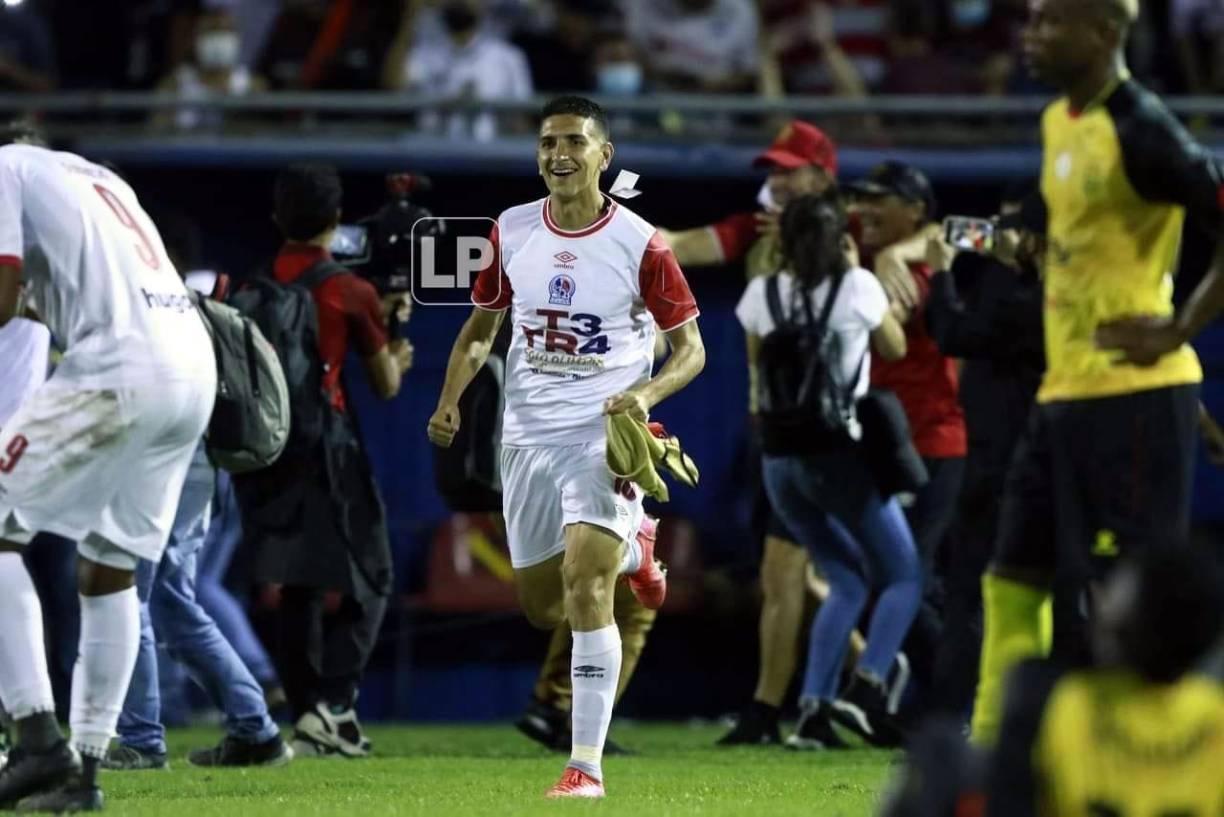 Johnny Leverón, que no jugó, corre a celebrar con sus compañeros.