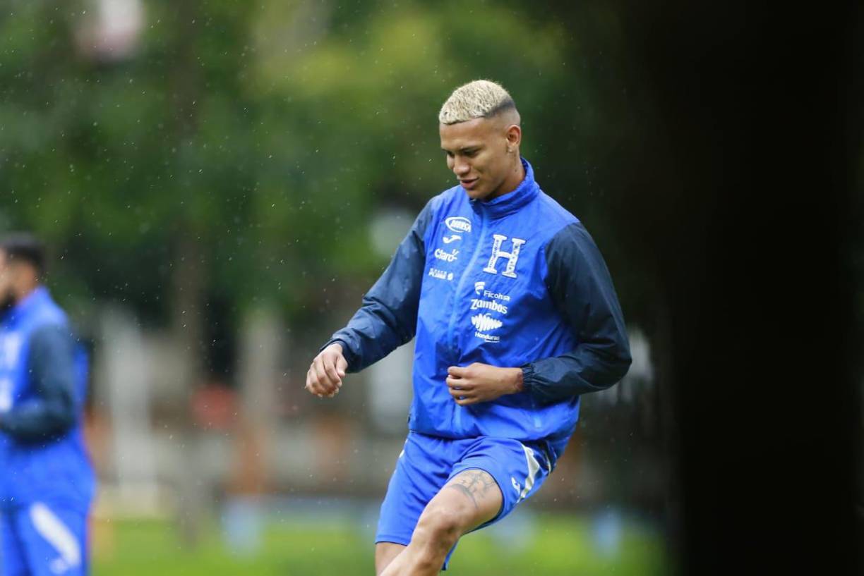 El Marathón ha informado que Kervin Arriaga tiene en sus manos decidir su futuro ya que recibió dos ofertas del exterior: “Las tiene en su poder, las está analizando y depende si acepte o no para que Marathón le de el ok y cumpla su sueño de ir al extranjero”, dijo Rolin Peña en el programa Minuto 90 de Radio Cadena Voces.