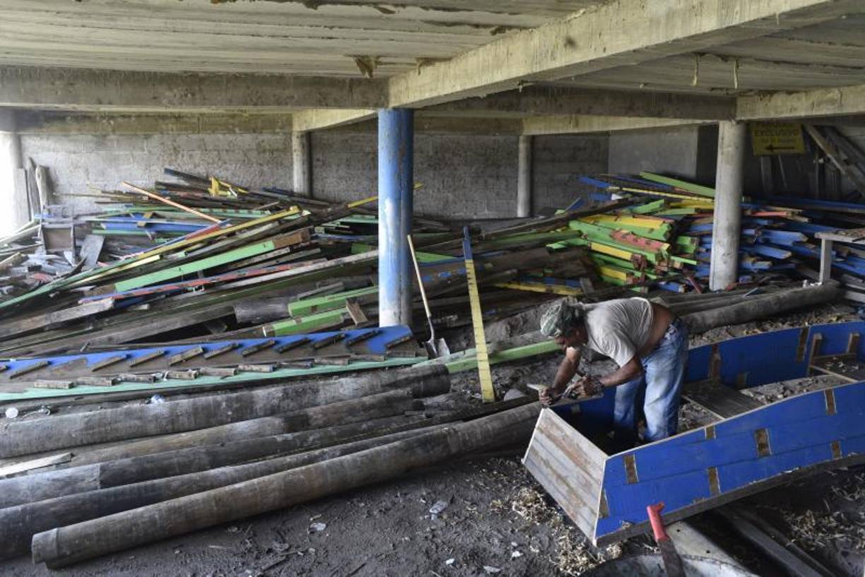 Así han quedado los escombros de la madera que antes adornaba el lugar.