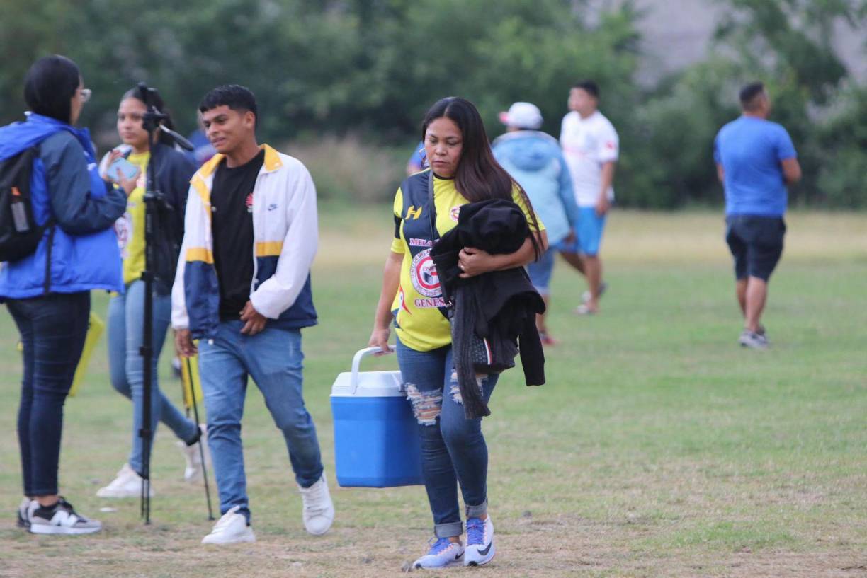 Los hinchas del Génesis se hicieron cita a tempranas horas para poder disfrutar el duelo ante los Albos.