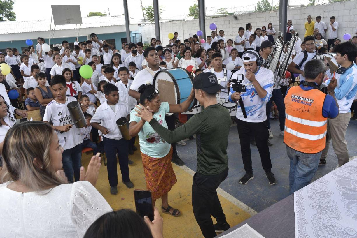 Luego de palabras de agradecimiento, danzas, cantos y toques de la banda de guerra, el creador de contenido japonés, cortó el listón inaugural y se dio inmediatamente por comenzada la edificación del módulo.