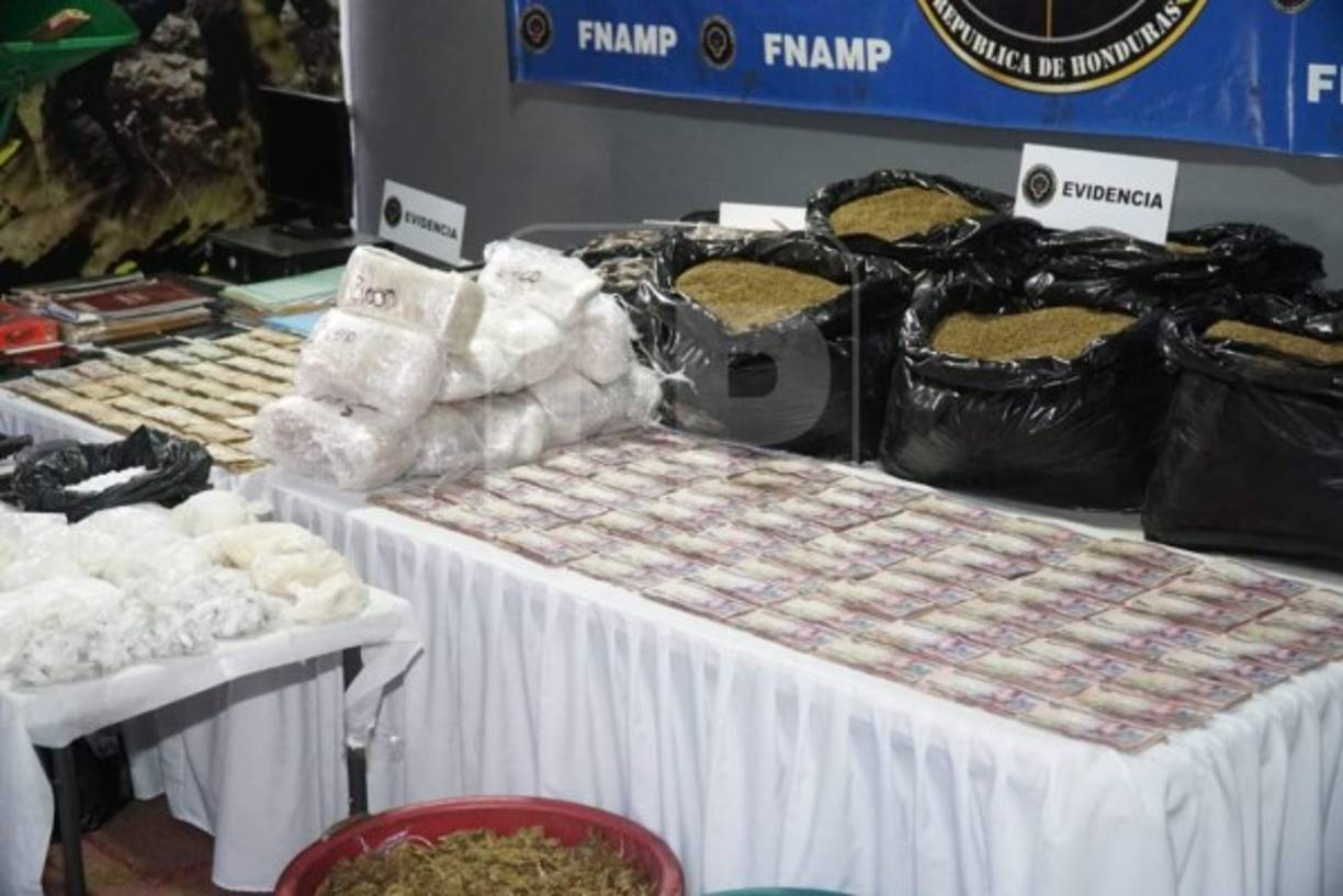 También fue arrestado Denis Josue Pérez García (28), alias El Yanki, este pertenece a la mara hace tres años.En la detención también figura Alberto Anael Ardon Fugon (33), alias El Beto, el encargado de empacar marihuana para ser distribuida.