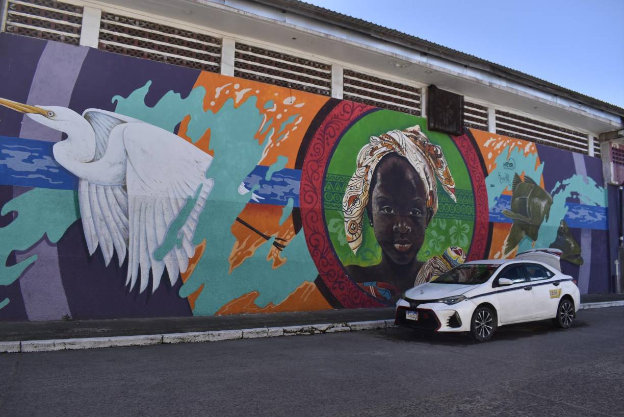 La tercera calle, entre avenida San Isidro y Atlántida de La Ceiba, ha sido tapizada por ambos lados con atractivos murales, que destacan la historia de la ciudad, grandes personajes y la cultura garífuna. 