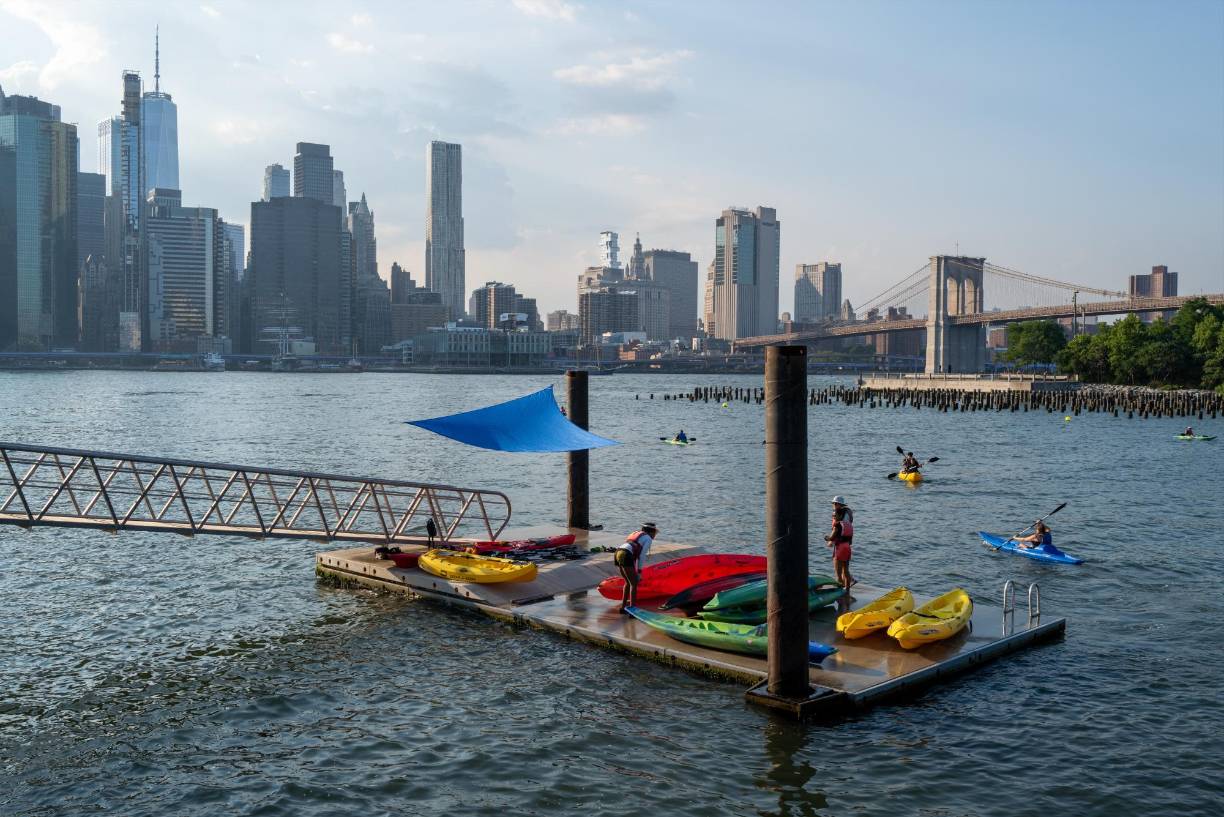 NEW YORK CITY - JULY 20: Kayakers venture forth into the East River on a sweltering afternoon as temperatures reach into the 90s on July 20, 2022 in the Brooklyn borough of New York City. Much of the East Coast is experiencing higher than usual temperatures as a heat wave moves through the area forcing residents into parks, pools and beaches to escape the heat. Spencer Platt/Getty Images/AFP (Photo by SPENCER PLATT / GETTY IMAGES NORTH AMERICA / Getty Images via AFP)