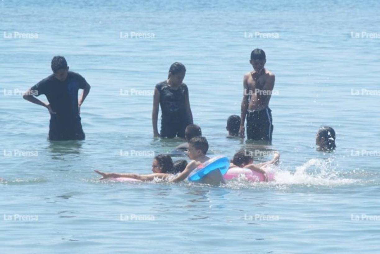 Ya se puede apreciar a decenas de familias disfrutar de las aguas del océano Atlántico.