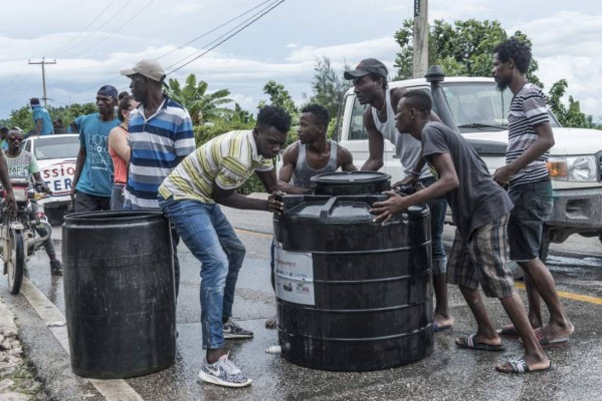 El acceso al agua también sigue siendo muy limitado en algunos lugares, como en la comuna de Pestel, donde más de 1.800 cisternas están agrietadas o destruidas. Unos meses después del terrible terremoto de 2010, que costó la vida a 200,000 personas, la mala gestión de las aguas residuales en una base de la ONU facilitó la propagación del cólera en el país.