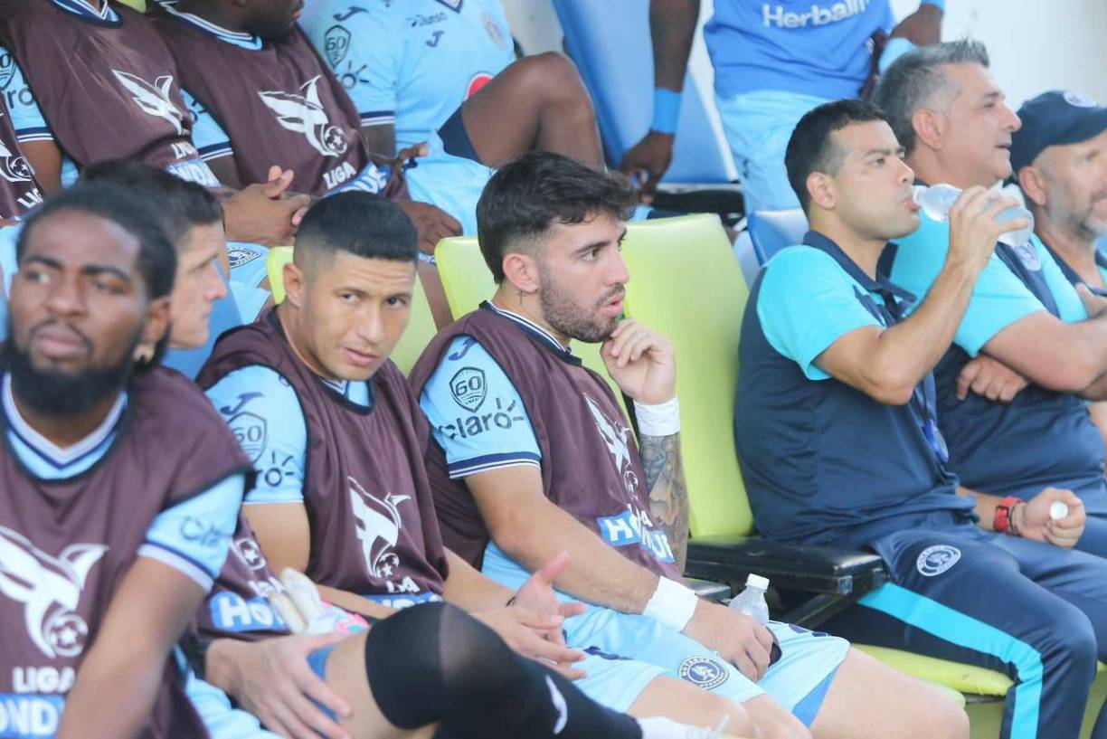 Diego Vázquez mandó en el banquillo a Auzmendi, pero el argentino ingresó en el segundo tiempo ante su ex equipo. 