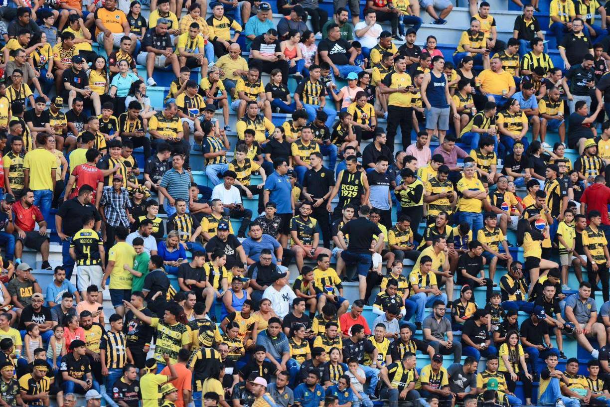 ¡Tremendo y como en los viejos tiempos! Así está el ambiente en el estadio Morazán de San Pedro Sula, que abre sus puertas tras meses en remodelación.