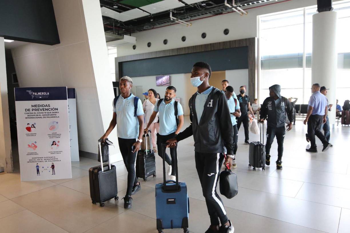 Defensas: Kevin Álvarez (Motagua), Carlos Meléndez (Motagua), Carlos Argueta (Motagua), Marcelo Santos (Motagua), Wesly Decas (Motagua), Devron García (Real España), Julián Martínez (Olimpia) y Javier Arriaga (Marathón).