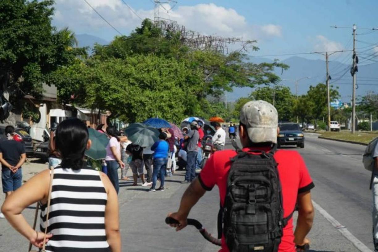 Los ceibeños hacen largas filas en las afueras de los bancos luego que el gobierno autorizara la apertura de los mismos, significando un respiro para la economía de la población, en la emergencia nacional por el Covid-19.<br/>