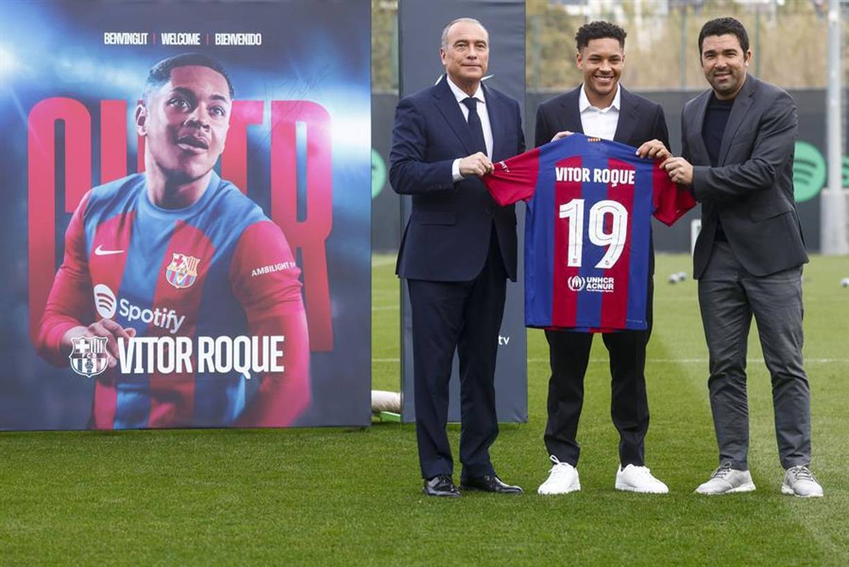 Posteriormente, se realizó la presentación sobre el terreno de juego del campo Tito Vilanova y en ausencia del presidente del FC Barcelona, Joan Laporta, Vitor Roque saltó al césped vestido de traje y acompañado por el vicepresidente del área deportiva, Rafa Yuste, mientras sonaba el himno del club.