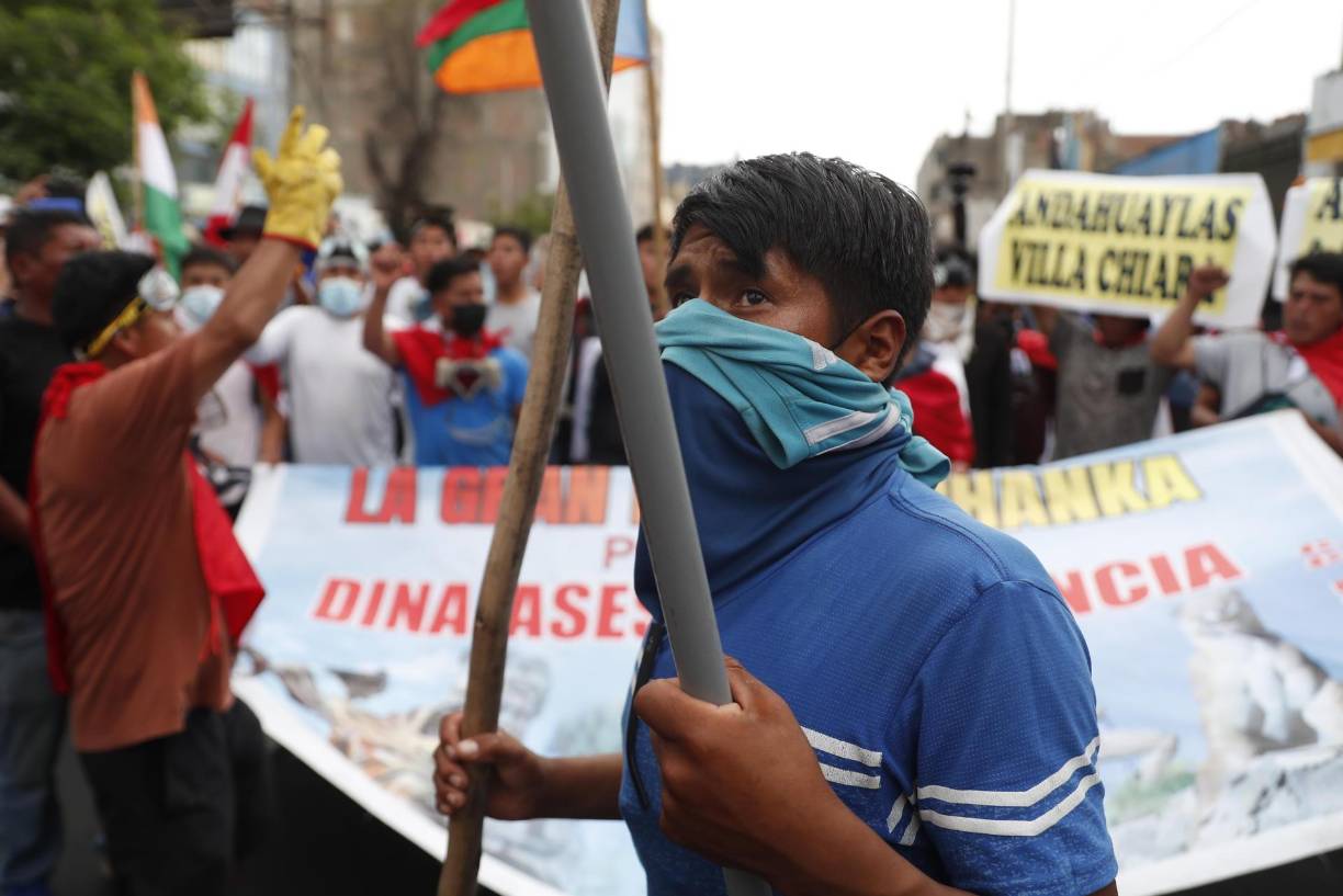 Miles de manifestantes desfilaron desde la tarde por Lima coreando a viva voz: “¡Dina asesina!”,”¡Esta democracia no es una democracia!, ¡Dina el pueblo te repudia!”. 