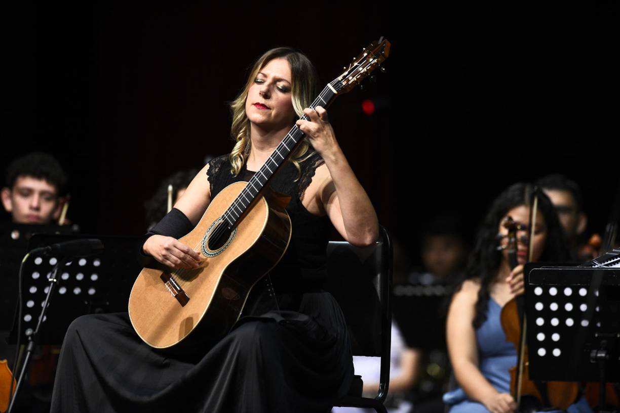 Laura Verdugo Del Rey, artista española originaria de Madrid, ejecutó la guitarra.