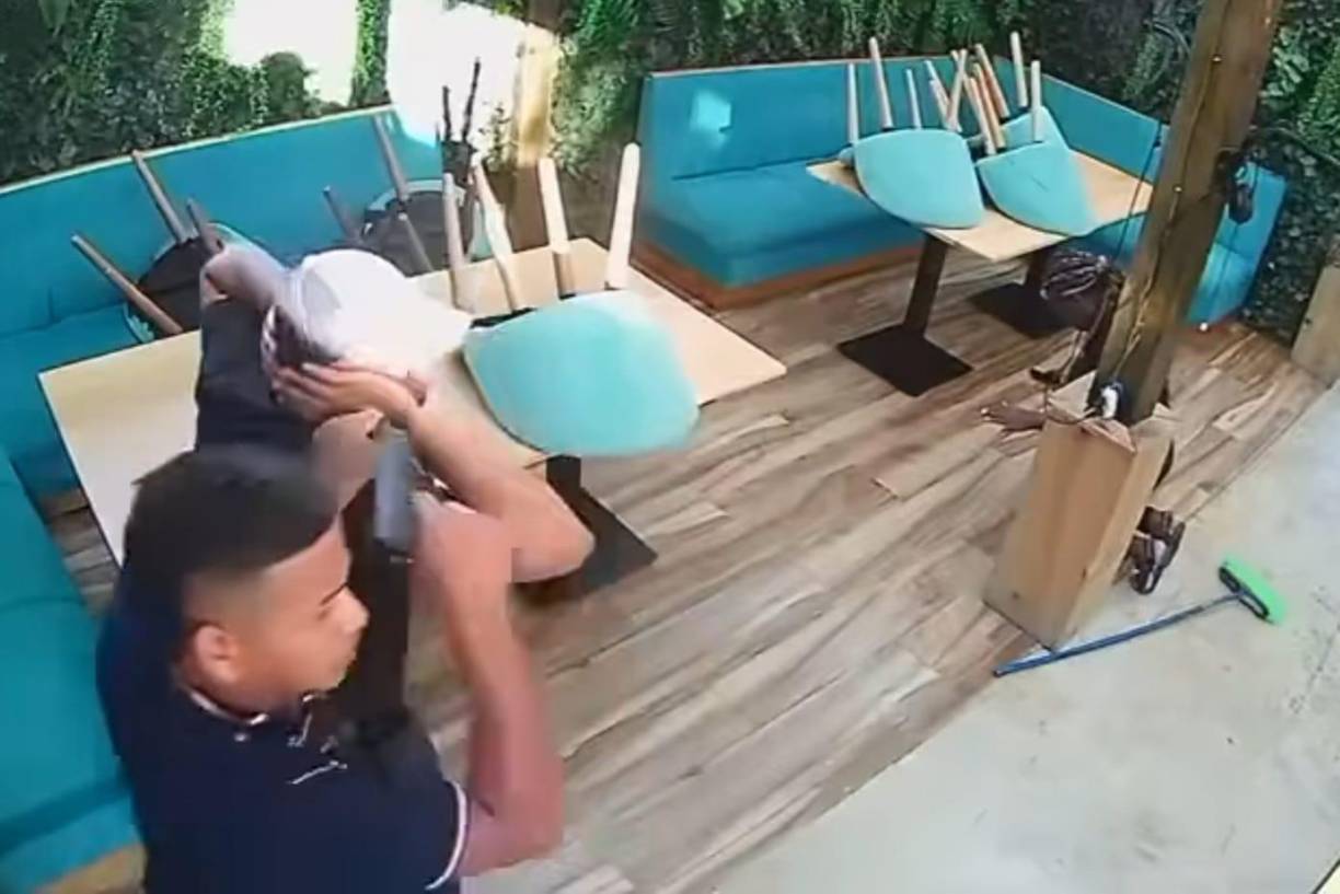 Sadiel encañonó a uno de los empleados del restaurante, quien en ningún momento se opuso al asalto, sin embargo, fueron varias veces las que recibió amenazas del antisocial.