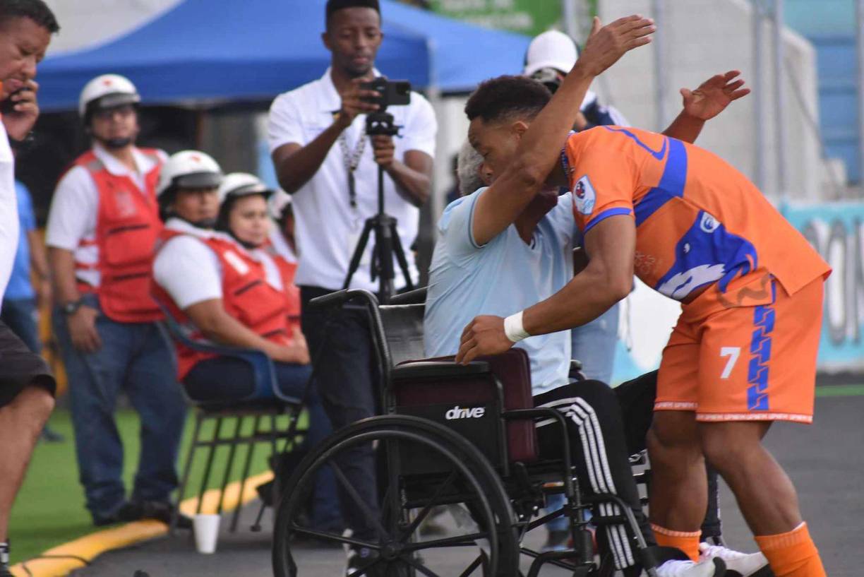 Lágrimas, silbidos, chicas y visita inesperada en debut del Motagua