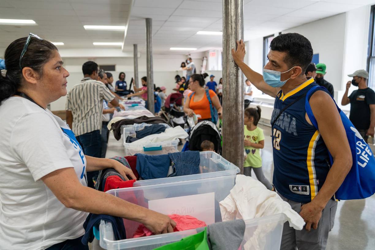 Actualmente, los voluntarios reciben los autobuses que llegan de Texas, llevan a los migrantes a las iglesias, les realizan exámenes médicos y les ayudan a reservar viajes a otras partes de Estados Unidos, incluida la ciudad de Nueva York.