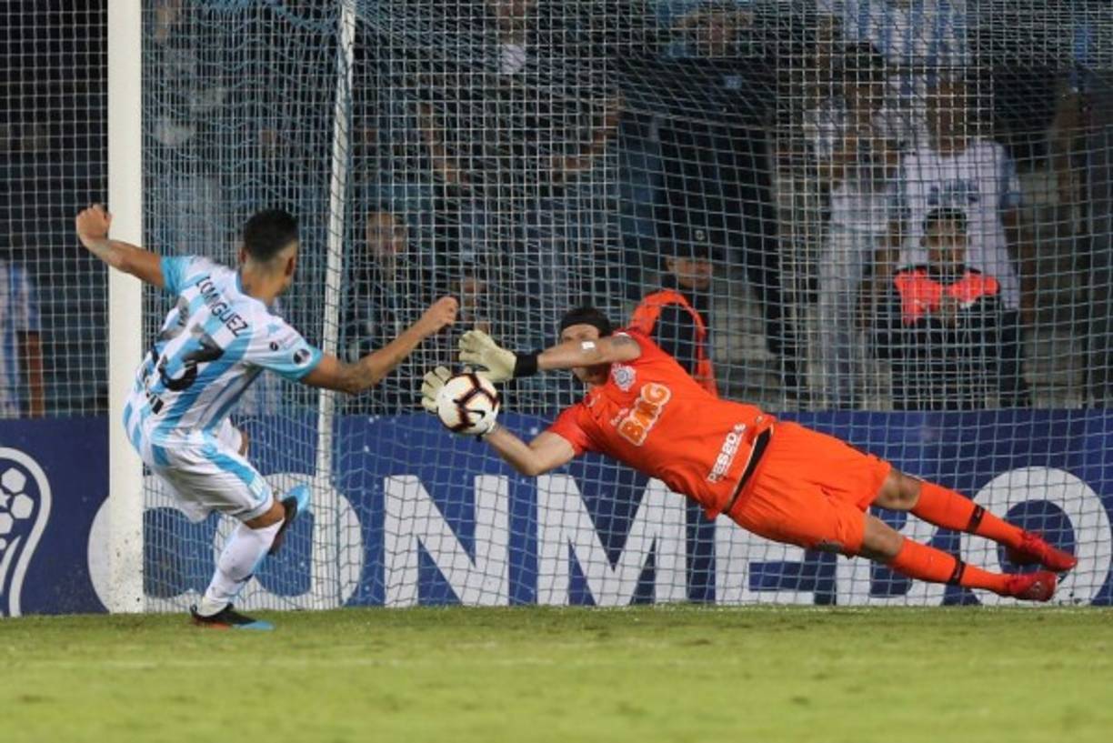 1- Dejará de existir el rechace en los lanzamientos de penalti. Si el guardameta despeja o el balón choca en el larguero o en los postes, la jugada se invalidará automáticamente y se señalará saque de puerta.