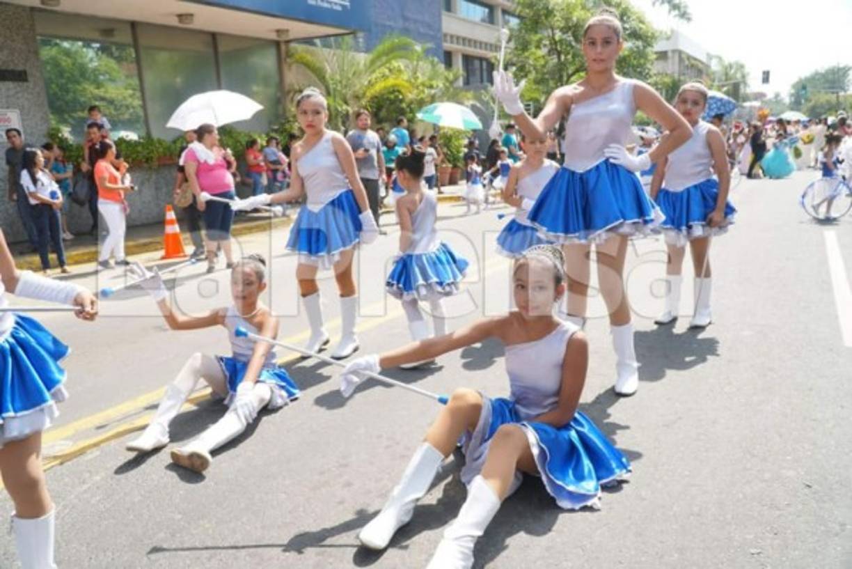 Las bellas palillonas de este centro académico sampedrano deslumbran cada año.