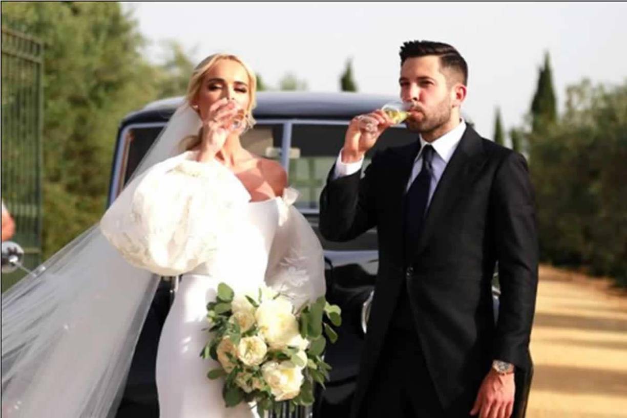 El jugador de 33 años ha posado en las inmediaciones del lugar de la ceremonia junto su ahora esposa.