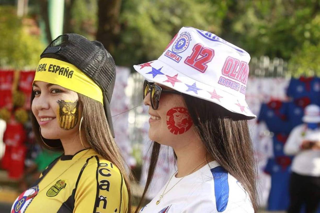 Dos hermosas chicas que lucieron orgullosamente su pasión por Real España y Olimpia.