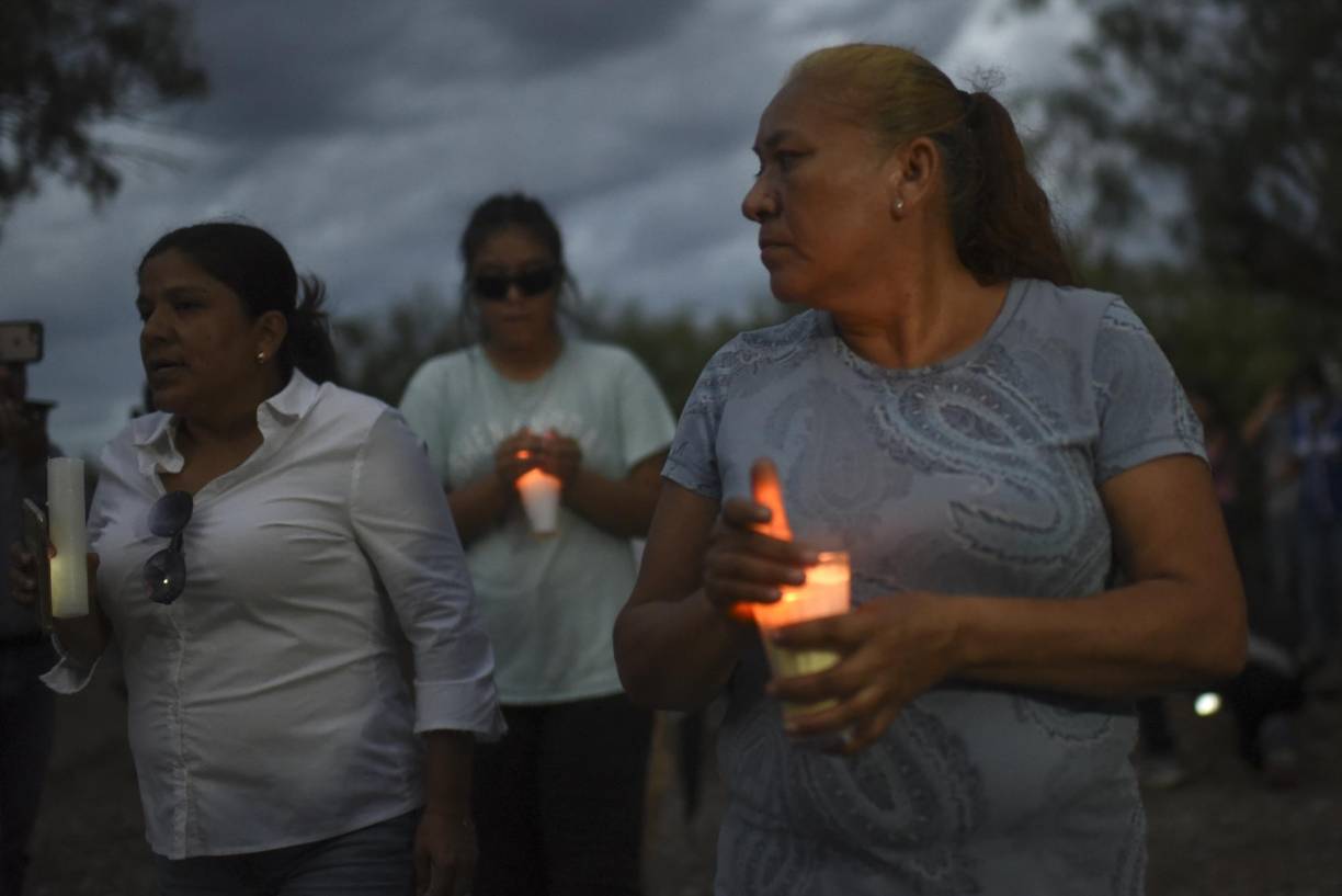 “Esto es un crimen que no puede quedar impune. En caso de que mi hermano y que sus demás compañeros no salgan con vida esto es un crimen porque trabajan bajo circunstancias muy malas”, denunció la mujer durante una improvisada rueda de prensa, cerca de la zona del rescate.