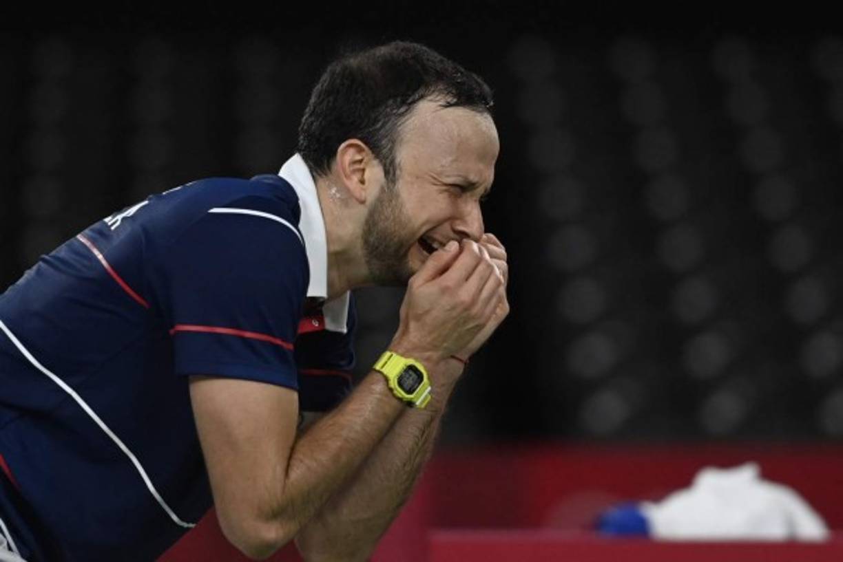 Incapaz de asimilar lo que acababa de hacer, Cordón se cubrió el rostro con las manos y cayó al suelo.