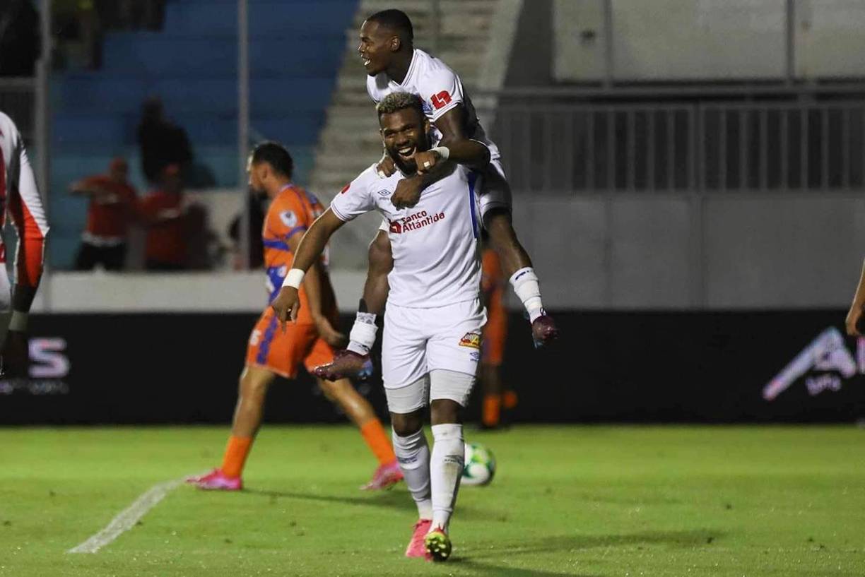 Edwin Solani Solano saltó sobre Jorge Benguché en la celebración del segundo gol del Olimpia ante la UPN.