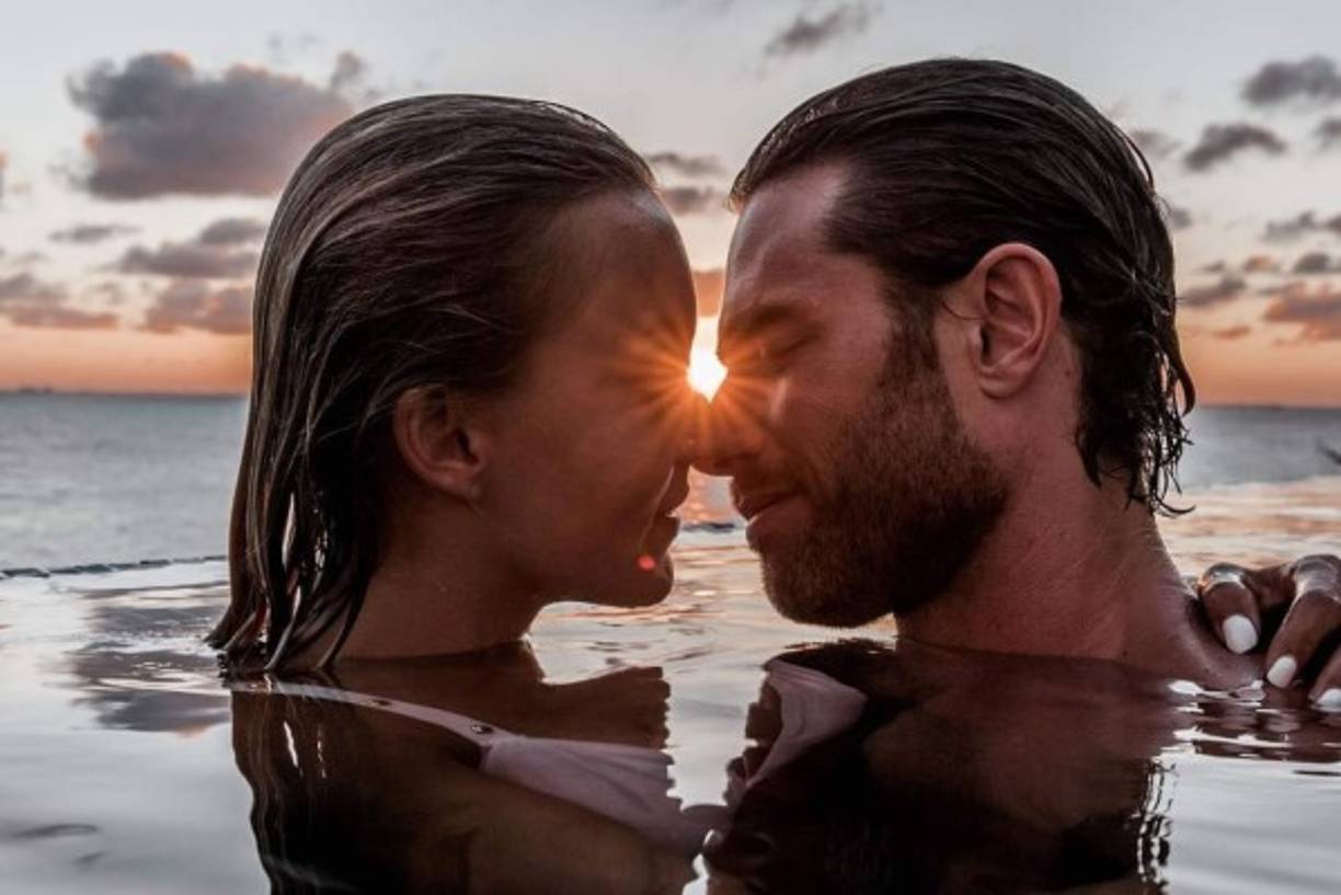 Desde hace varios días la pareja disfruta de los encantos de las playas de México disfrutando en compañía de algunos amigos y viviendo los más románticos momentos junto a las olas del mar .