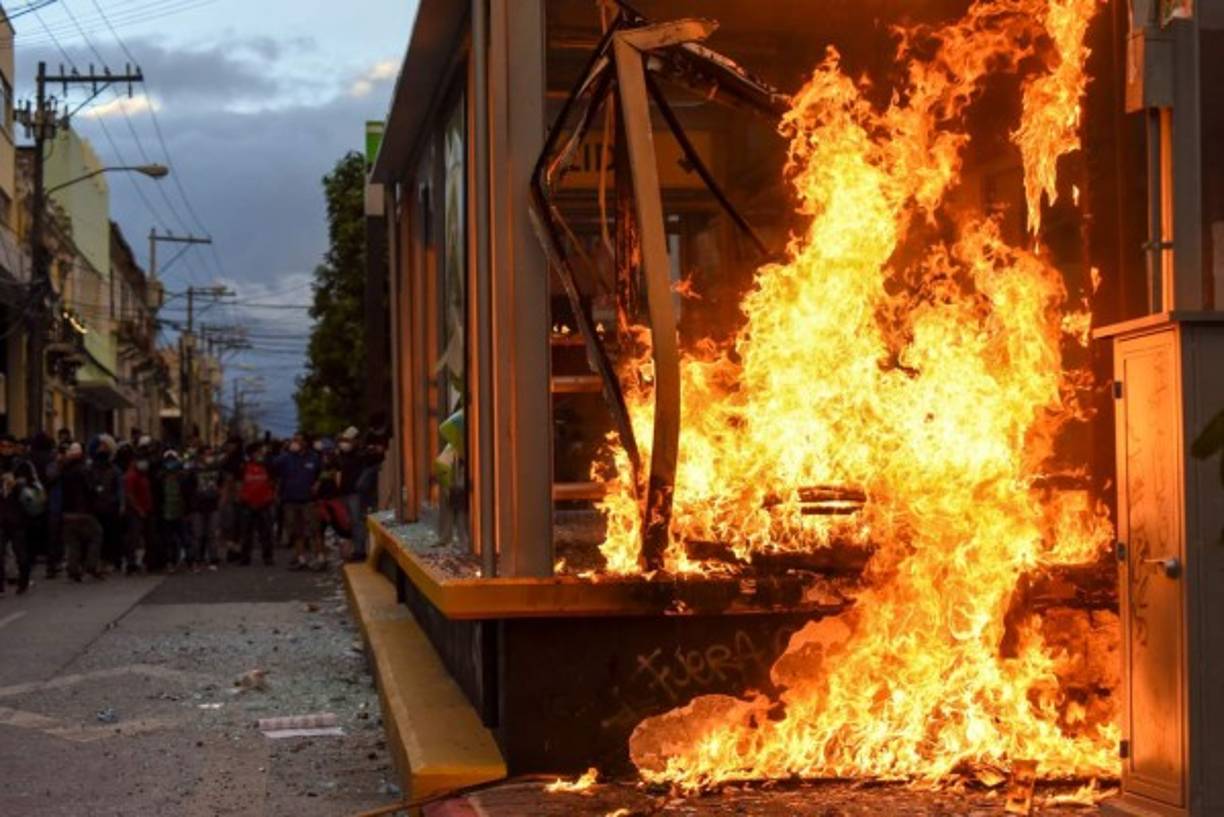 'Estamos cansados, no hay otra forma más para poder demostrar nuestro repudio, nuestro hartazgo, estamos cansados ya de tanto abuso por parte de las autoridades', aseveró una manifestante que tampoco se identificó.