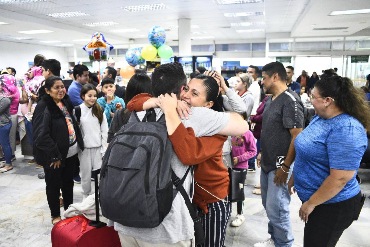 Hondureños llegan de España para pasar Navidad en familia