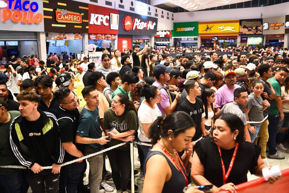 Los sampedranos también hicieron fila para poder adquirir alguno de los productos de PACER. 