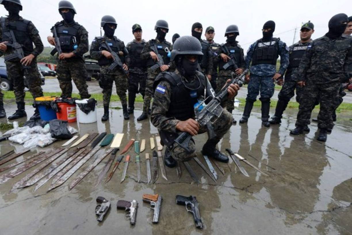 Machetes y armas de gruso calibre decomisadas en el penal de Marco Aurelio Soto en Támara. AFP