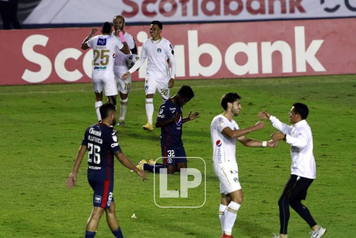 Jonathan Núñez, en medio de los festejos del Comunicaciones agradeció a Dios tras el final del partido.