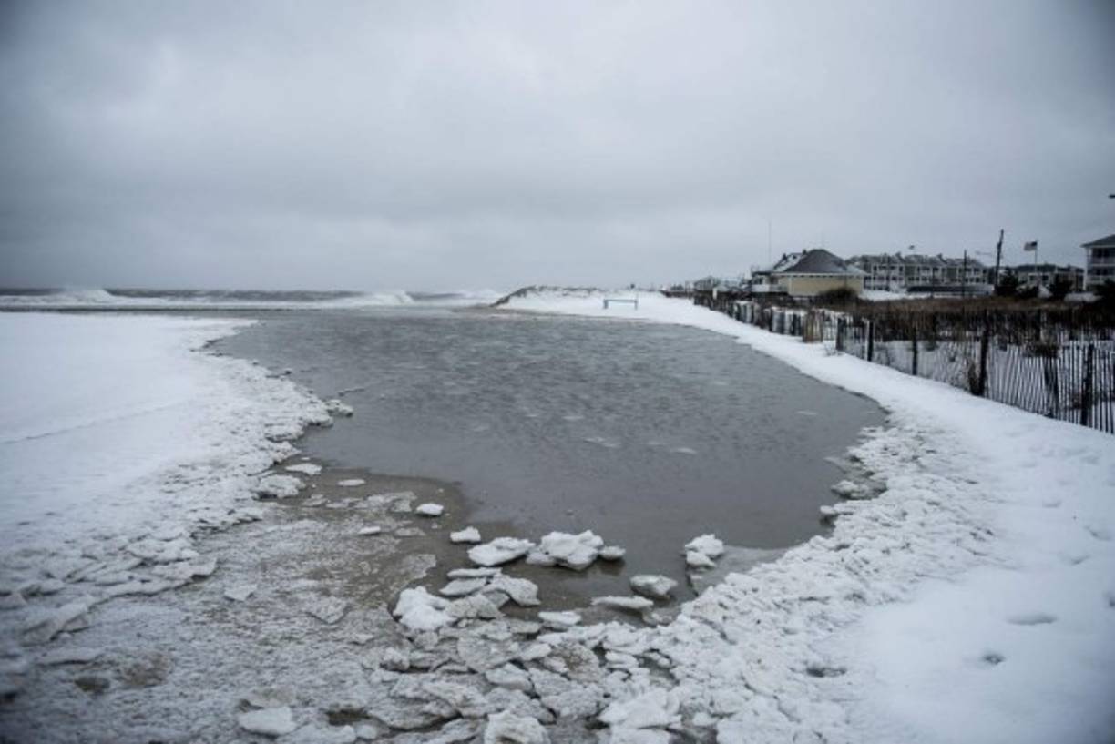 Piscinas de agua envolvente de hielo en Cape May Nueva Jersey.